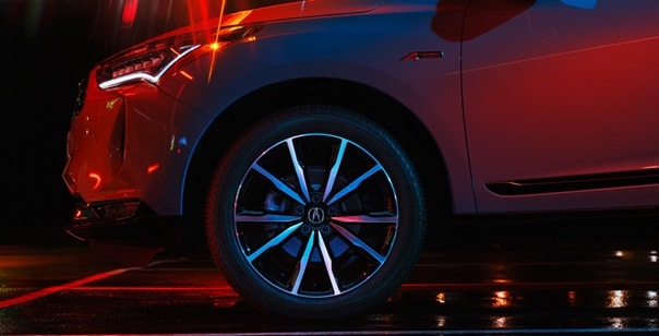 Acura 2025 RDX with exclusive 20-inch Berlina Black Machine-Finished alloy wheels